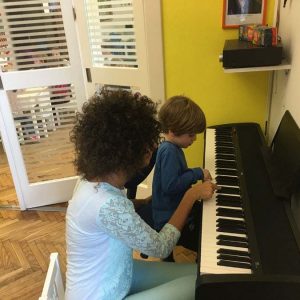 Individualni casovi klavira i pevanja – 002 Individualni casovi klavira i pevanja - 002