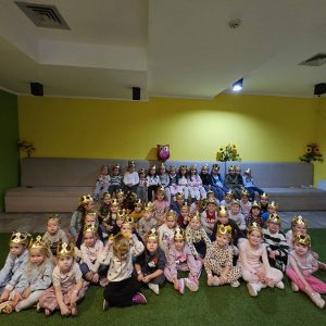 ŠEKSPIROVA KOMEDIJA POD KRUNOM (2)