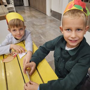 ZLATNE RUKE MALIIH VLADARA (6)