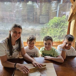 MALI UMETNICI U PEKARSKOJ RADIONICI (11)