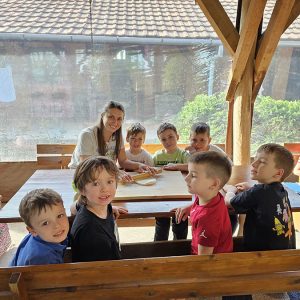 MALI UMETNICI U PEKARSKOJ RADIONICI (12)