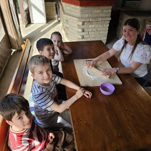 MALI UMETNICI U PEKARSKOJ RADIONICI (13)