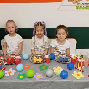 VEČE MALIH KLOVNOVA HK4 (2)