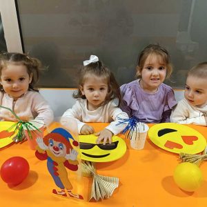 VEČE MALIH KLOVNOVA HK6 (32)