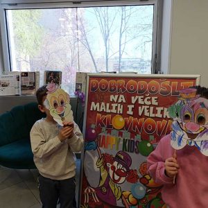 VEČE MALIH KLOVNOVA HK6 (49)